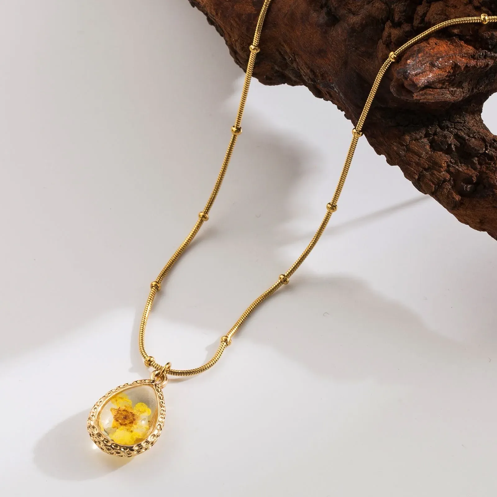 Κολιέ με Κίτρινο Λουλούδι σε Σταγόνα