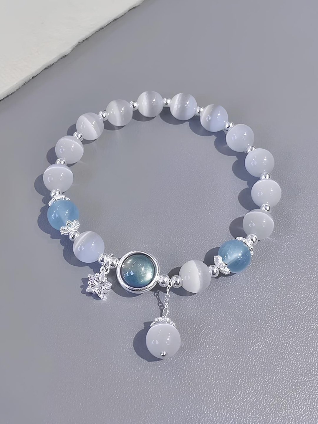 Γυναικείο Βραχιόλι με Γαλάζιες & Λευκές Χάντρες και Ασημένιες Λεπτομέρειες