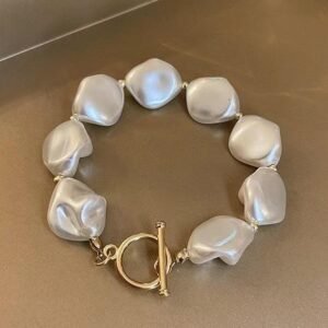 Βραχιόλι με Ανάγλυφα Μαργαριτάρια & Κούμπωμα Τ – Χρυσές Λεπτομέρειες