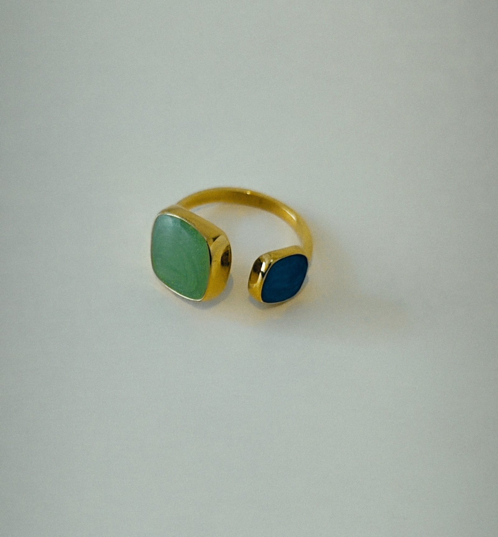 Δαχτυλίδι Ocean Glow 18K – Επιχρυσωμένο Ατσάλι με Πράσινη & Μπλε Πέτρα